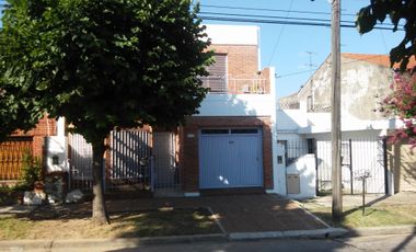 EXCELENTE CASA EN DOS PLANTAS DE TRES AMBIENTES (APTA CREDITO)