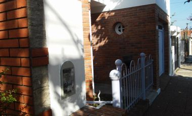 EXCELENTE CASA EN DOS PLANTAS DE TRES AMBIENTES (APTA CREDITO)