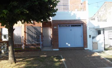 EXCELENTE CASA EN DOS PLANTAS DE TRES AMBIENTES (APTA CREDITO)