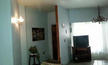 EXCELENTE CASA EN DOS PLANTAS DE TRES AMBIENTES (APTA CREDITO)