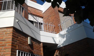 EXCELENTE CASA EN DOS PLANTAS DE TRES AMBIENTES (APTA CREDITO)