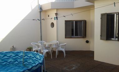 EXCELENTE CASA EN DOS PLANTAS DE TRES AMBIENTES (APTA CREDITO)