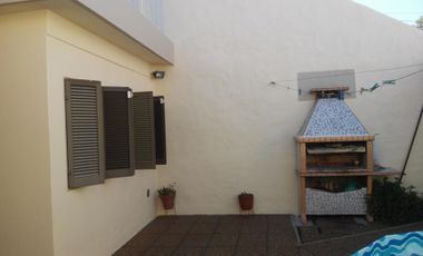 EXCELENTE CASA EN DOS PLANTAS DE TRES AMBIENTES (APTA CREDITO)