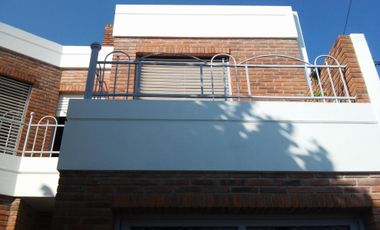 EXCELENTE CASA EN DOS PLANTAS DE TRES AMBIENTES (APTA CREDITO)