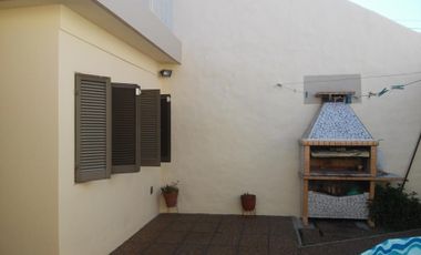 EXCELENTE CASA EN DOS PLANTAS DE TRES AMBIENTES (APTA CREDITO)