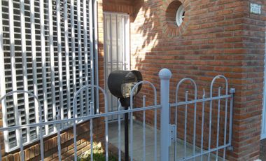 EXCELENTE CASA EN DOS PLANTAS DE TRES AMBIENTES (APTA CREDITO)