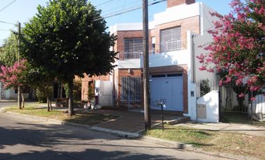 EXCELENTE CASA EN DOS PLANTAS DE TRES AMBIENTES (APTA CREDITO)