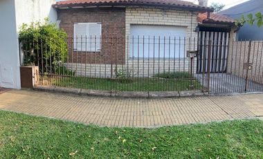 VENTA CASA 3AMB CON COCHERA PARQUE Y QUINCHO JOSE MARMOL