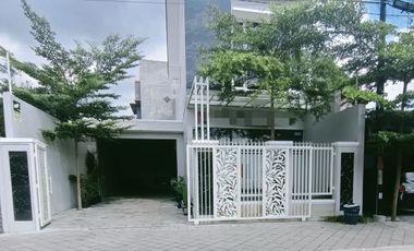 Rumah Kantoran Mewah Tengah Kota Pinggir Jalan Mantrijeron Kodya