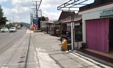 Rumah Dan Ruang Usaha di Pinggir Jalan Jogja - Magelang