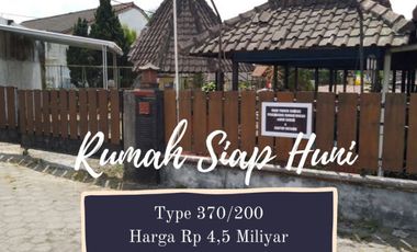 Rumah Dan Ruang Usaha di Pinggir Jalan Jogja - Magelang