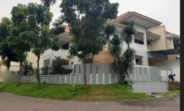 Rumah elegan asri di graha family Surabaya barat