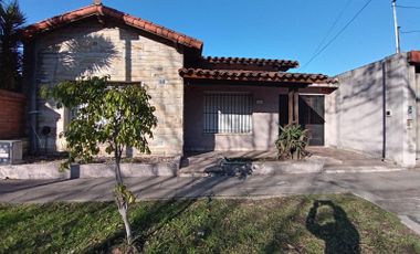 Casa en venta - 2 Dormitorios 1 Baño - Cochera - 220Mts2 - Castelar, Morón