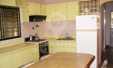 BURZACO - Casa tipo casaquinta desarrollada sobre 3 lotes, 1500 m2 único en la zona, Ideal para proyecto urbanístico  o proyecto de duplex, se escucha