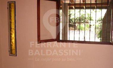 BURZACO - Casa tipo casaquinta desarrollada sobre 3 lotes, 1500 m2 único en la zona, Ideal para proyecto urbanístico  o proyecto de duplex, se escucha