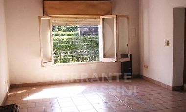 BURZACO - Casa tipo casaquinta desarrollada sobre 3 lotes, 1500 m2 único en la zona, Ideal para proyecto urbanístico  o proyecto de duplex, se escucha