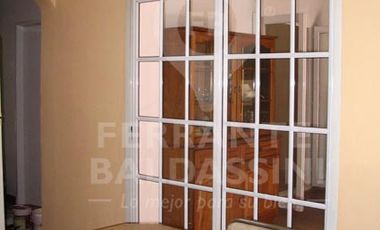 BURZACO - Casa tipo casaquinta desarrollada sobre 3 lotes, 1500 m2 único en la zona, Ideal para proyecto urbanístico  o proyecto de duplex, se escucha