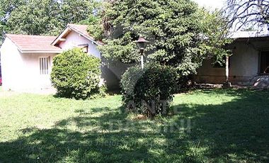 BURZACO - Casa tipo casaquinta desarrollada sobre 3 lotes, 1500 m2 único en la zona, Ideal para proyecto urbanístico  o proyecto de duplex, se escucha