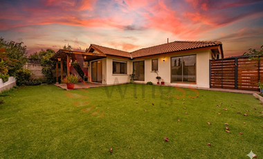 Estupenda Casa en el Polo, Frente a Tranquila Plaza