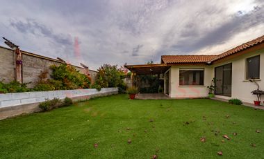 Estupenda Casa en el Polo, Frente a Tranquila Plaza