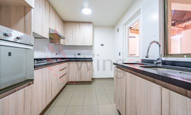 Estupenda Casa en el Polo, Frente a Tranquila Plaza
