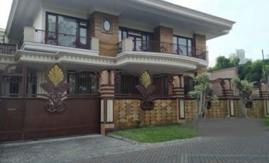 Rumah premium View Golf di Graha family Surabaya