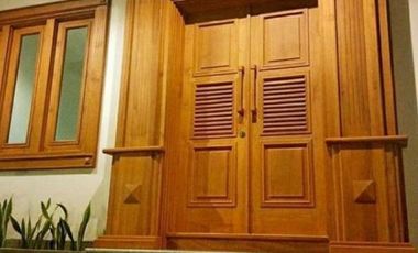 Rumah baru kolonial Modern dengan desain menarik dan nilai investasi sangat strategis di tengah kota