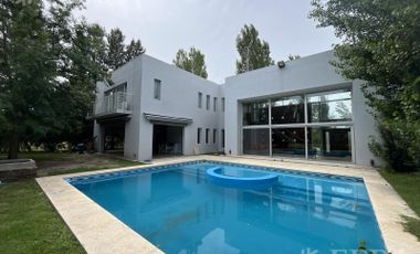 Venta de casa de 4 ambientes con cochera y piscina en Fincas de San Vicente