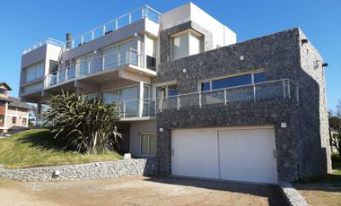 Moderna casa en venta en Pinamar con 3 dormitorios en suite, a 1 cuadra de la playa , vista al mar