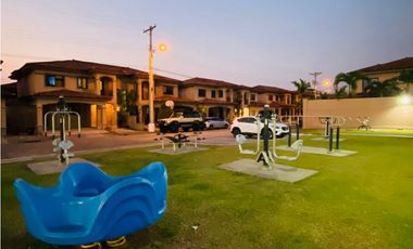 Venta de casa Duplex en Ph Versalles 1, Costa Sur