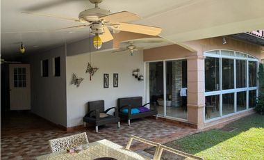 Venta de casa Duplex en Ph Versalles 1, Costa Sur