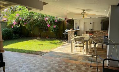 Venta de casa Duplex en Ph Versalles 1, Costa Sur