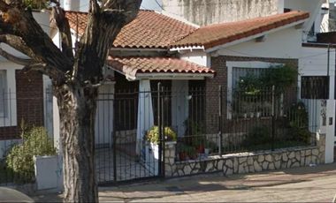 NUEVO PRECIO -  CHALET COLONIAL DE 5 AMBIENTES EN VENTA - MORON CENTRO