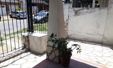 NUEVO PRECIO -  CHALET COLONIAL DE 5 AMBIENTES EN VENTA - MORON CENTRO