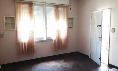 NUEVO PRECIO -  CHALET COLONIAL DE 5 AMBIENTES EN VENTA - MORON CENTRO