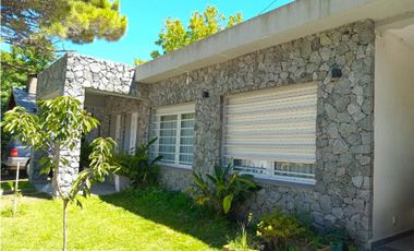 Venta Casa  estilo moderno 4 amb, Pileta, Quincho y Garage -