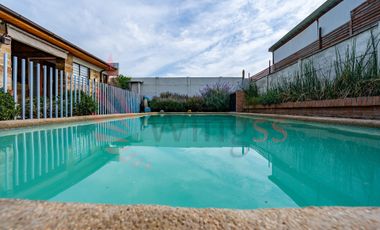 Venta hermosa casa con gran quincho y piscina María Lucia