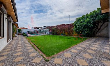 Venta hermosa casa con gran quincho y piscina María Lucia