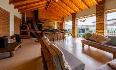 Venta hermosa casa con gran quincho y piscina María Lucia
