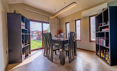 Venta hermosa casa con gran quincho y piscina María Lucia