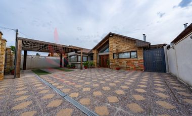 Venta hermosa casa con gran quincho y piscina María Lucia