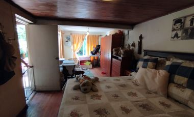 VENDE CASA DOS PISOS CON 4 DORMITORIOS, 2 BAÑOS, E 3 AUTOS.