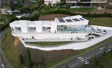 VENTA LUJOSA CASA EN EL POBLADO CON PISCINA. LAS PALMAS. Pedido US 3M