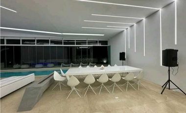 VENTA LUJOSA CASA EN EL POBLADO CON PISCINA. LAS PALMAS. Pedido US 3M