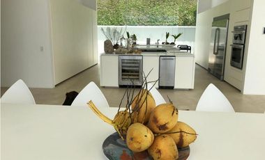 VENTA LUJOSA CASA EN EL POBLADO CON PISCINA. LAS PALMAS. Pedido US 3M