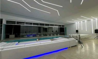 VENTA LUJOSA CASA EN EL POBLADO CON PISCINA. LAS PALMAS. Pedido US 3M