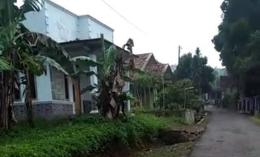 Rumah kampung pinggir jalan perkampungan pedesaan Darangdan Purwakarta