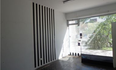 Excelente local en Avda Jara , sector comercial apto distintos destinos.