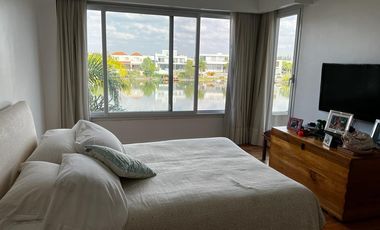 Hermosa casa racionalista en venta al lago central