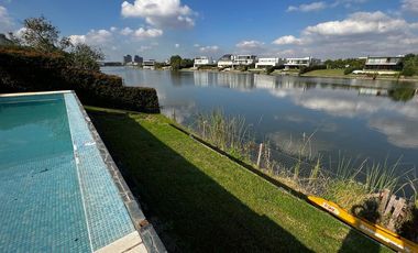 Hermosa casa racionalista en venta al lago central